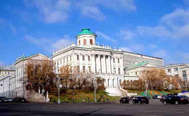 大衣时尚搭配技巧(斗篷大衣的时尚搭配)